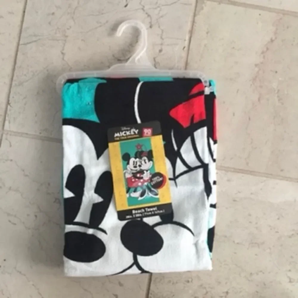 NWT Disney Mickey & Minnie Mouse Hug Green,Red,White & Black 38”x58” Beach Towel